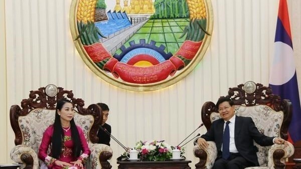 Secretary of the Party Committee of Vinh Phuc province Hoang Thi Thuy Lan (L) and Lao Prime Minister Thongloun Sioulith (Photo: VNA)