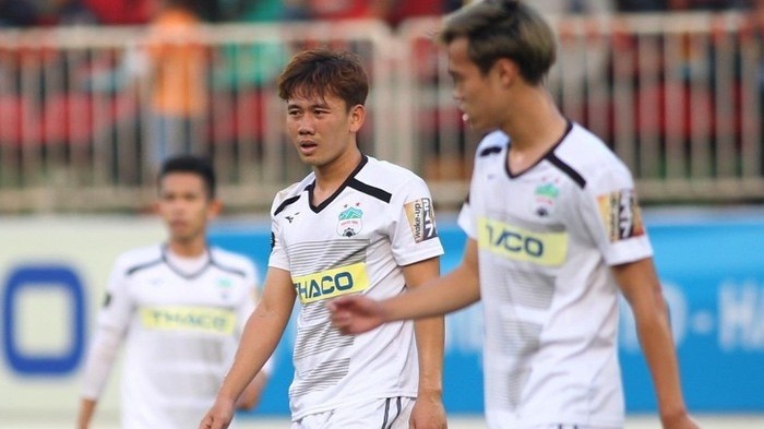 Minh Vuong (left) scores the second goal for Hoang Anh Gia Lai. 