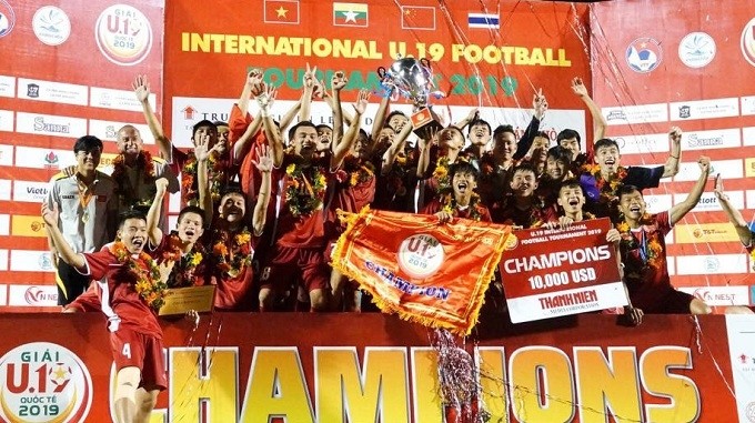 Vietnam U19s celebrate with joy after defeating their Thai opponents to win the overall title. (Photo: Vietnamnet)