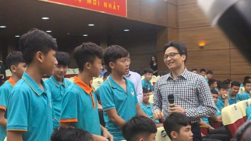 Deputy PM Vu Duc Dam holds a talk with young footballers at the centre