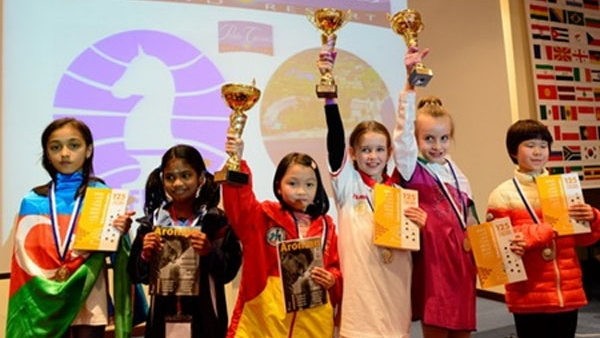 Nguyen Le Cam Hien (centre) holds her trophy after winning the girls' U8 category at the World Youth and Cadets Chess Championships held Greece in 2015. (Photo: nld.com.vn)