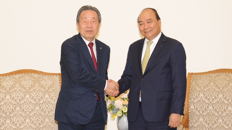 PM Nguyen Xuan Phuc and Chairman of Japan’s Maruhan Corporation Han Chang-woo (Photo: Tran Hai)