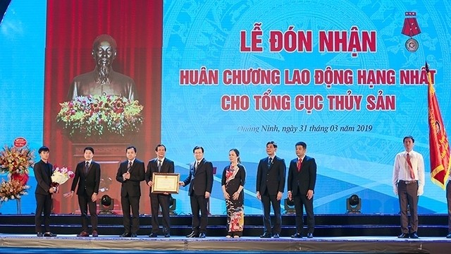 Deputy PM Trinh Dinh Dung presents Labour Order, first class, to the Directorate of Fisheries