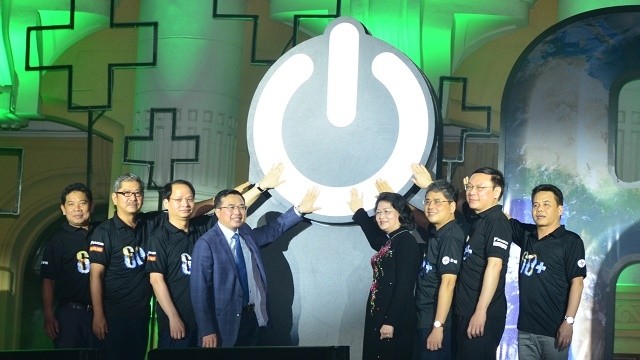 Vice President Dang Thi Ngoc Thinh (fifth from left) and other delegates at the switch-off ceremony in Hanoi (Photo: VGP)