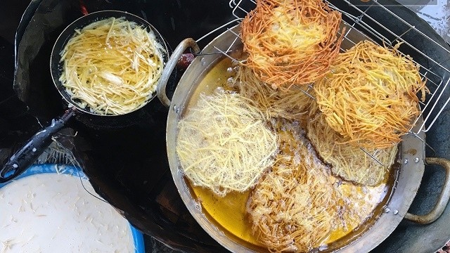 Fried sweet potato cake: A delightful popular Vietnamese dessert to indulge in