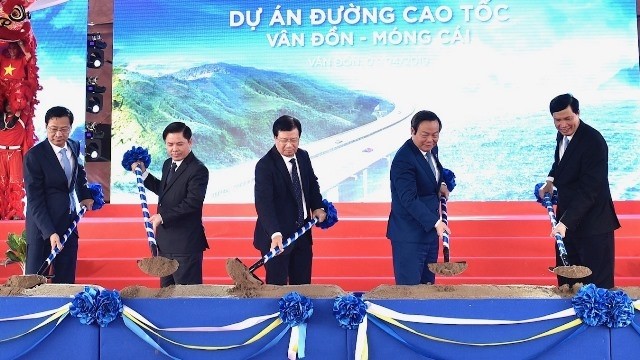 Deputy Prime Minister Trinh Dinh Dung (C) joins other delegates at the ground-breaking ceremony. (Photo: VGP)