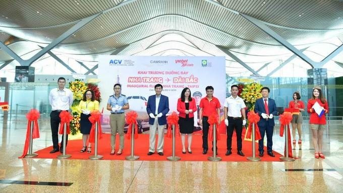 The ribbon cutting ceremony to launch the Nha Trang - Taipei (Taiwan, China) route. (Photo: Vietjet Air)