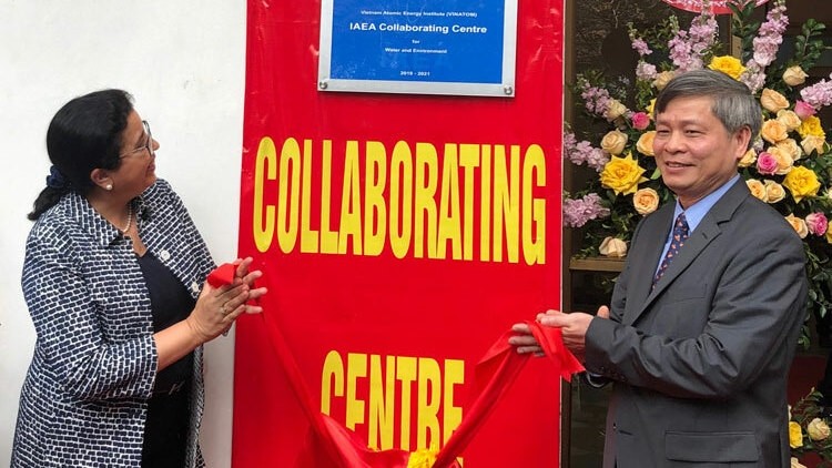 IAEA Deputy Director General Najat Mokhtar and Deputy Minister of Science and Technology Pham Cong Tac cut the ribbon to inaugurate the centre.