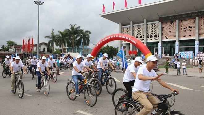 A bicycle parade takes place as part of the ceremony in Dong Ha city on April 4 to mark the International Day for Mine Awareness and Assistance in Mine Action (Photo: VNA)