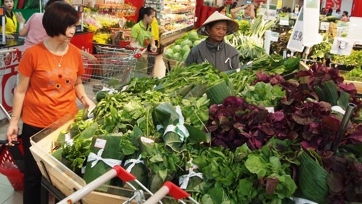Co-op Mart Vietnam and Big C in Da Nang and Hanoi have used banana leaves instead of plastic bags to wrap foods