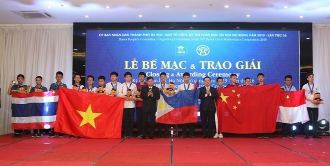 Medal winners of the 16th Hanoi Open Mathematics Competition pose for a photo at the closing ceremony on April 5. (Photo: VNA)