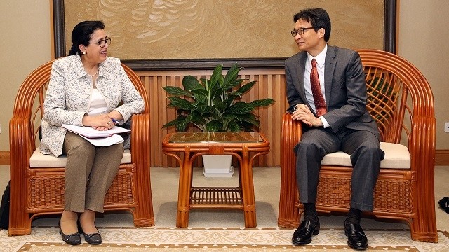 Deputy Prime Minister Vu Duc Dam (R) and IAEA Deputy General Director Najat Mokhtar. (Photo: VGP)