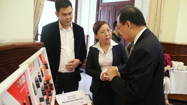 Representatives from Vietnamese and Filipino businesses exchange on electrical products and equipment, at the event. (Photo: petrotimes.vn)