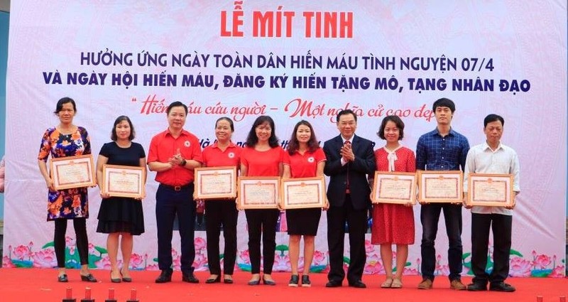 Families and individuals honoured for making great contributions to the voluntary blood donation campaigns. (Photo: VNA)