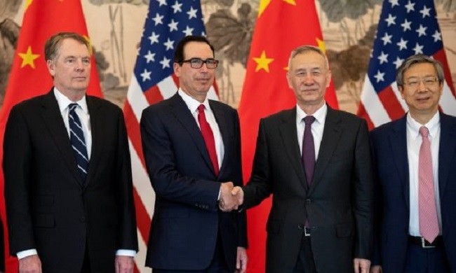 China's Vice Premier Liu He shakes hands with US Treasury Secretary Steven Mnuchin as Yi Gang, governor of the People's Bank of China (PBC) and US Trade Representative Robert Lighthizer stand next to them as they pose for a group photo at Diaoyutai State Guesthouse in Beijing on March 29, 2019. (Source: Reuters)