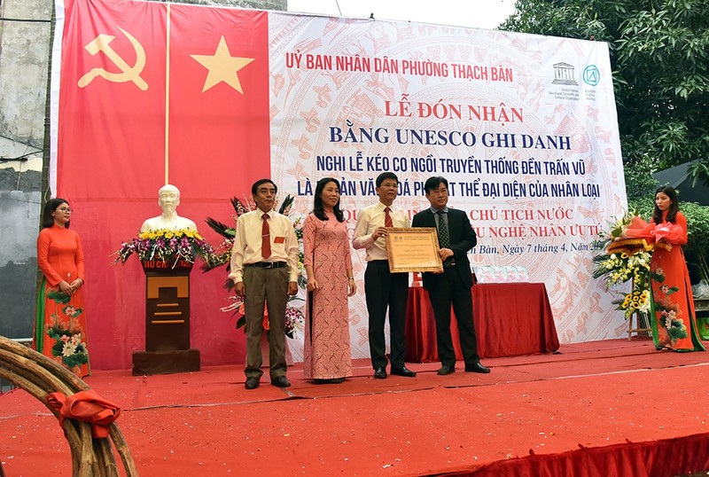 On the morning of April 7 (the third day of the third lunar month), Thach Ban ward organised a ceremony to receive UNESCO’s certificate recognising the traditional sitting tug-of-war game of Tran Vu temple as an intangible cultural heritage of humanity. 