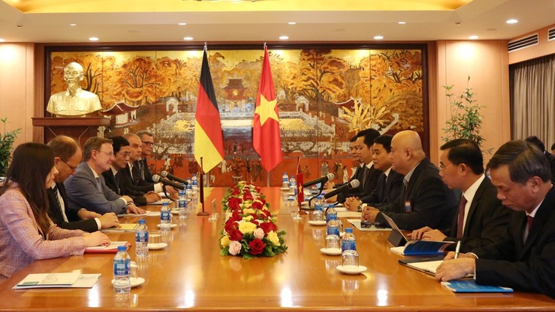 A general view of the working session between Hanoi officials and a high-level delegation of Germany’s Thuringia State, led by its Minister President Bodo Ramelow. (Photo: Hanoimoi)