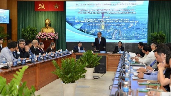 HCMC Secretary Nguyen Thien Nhan hosted a meeting with overseas Vietnamese. (Photo: SGGP)