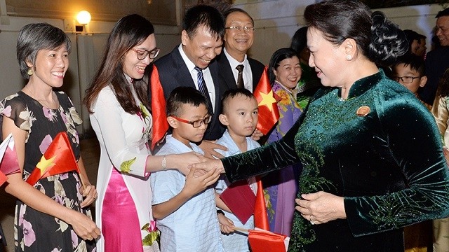 National Assembly Chairwoman Nguyen Thi Kim Ngan (far right) meets with representatives from the Vietnamese community in Qatar. (Photo: VNA)