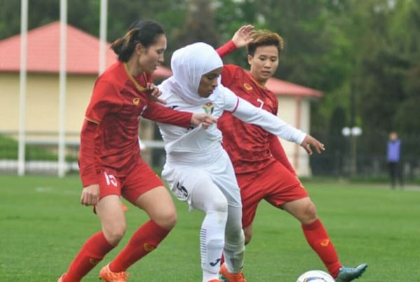 Vietnam's women's team (in red) qualify for the third round of the 2020 Olympic qualifiers after three consecutive wins. (Photo: VFF)