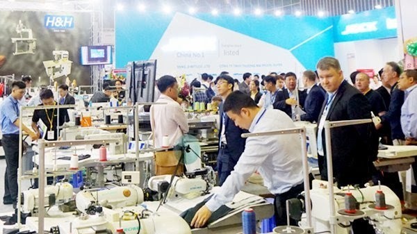 Visitors at Saigon Tex and Saigon Fabric 2018 are seen in this file photo. More than 1,000 suppliers participate in the Saigon Tex and Saigon Fabric this year. (Photo:english.thesaigontimes.vn)