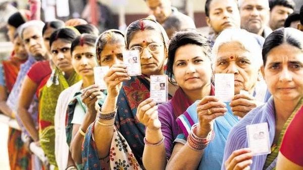 Voters queue up at a polling station. (Photo: The Hindustan Times)