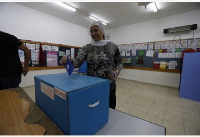 A woman casts her ballot at a polling station in Julis, Israel, April 9, 2019. (Photo: Xinhua)