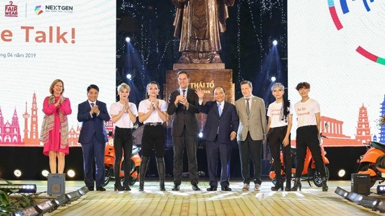 The Vietnamese and Dutch PMs attend the "Walk the Talk" fashion show in Hanoi. (Photo: VGP)