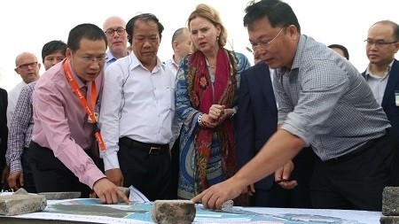 Dutch Minister of Infrastructure and Water Management Cornelia van Nieuwenhuizen (C) joins the inspection delegation to Cua Dai beach on April 10. (Photo: VGP)