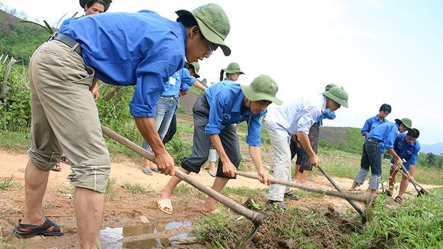 Volunteers help people to clear sewers and maintain environmental hygiene. (Photo: NDO/ NGUYEN DANG)