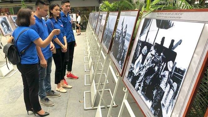 Visitors admiring a photo on display at the exhibition (Photo: tienphong.vn)