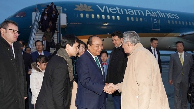 Prime Minister Nguyen Xuan Phuc (C) welcomed at the Henri Coanda International Airport in Bucharest, Romania, on early April 14. (Photo: VGP)