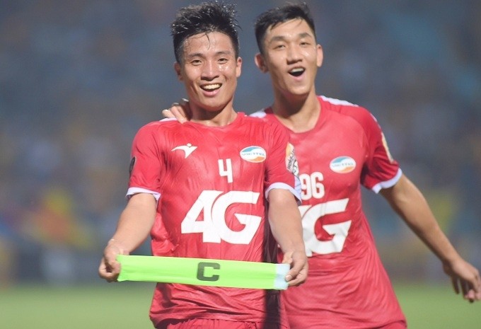 Bui Tien Dung (left) celebrates scoring Viettel’s winning goal. (Photo: NDO/Tran Hai)