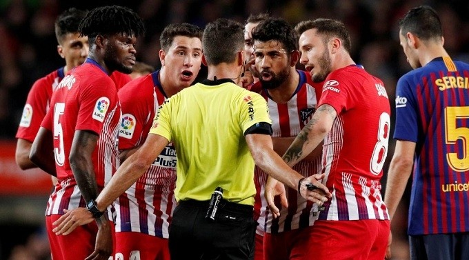La Liga Santander - FC Barcelona v Atletico Madrid - Camp Nou, Barcelona, Spain - April 6, 2019 Atletico Madrid's Diego Costa remonstrates with referee Jesus Gil Manzano after being sent off. (Reuters)