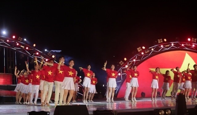 A flashmob dance performance by Vietnamese students.