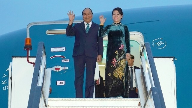 Prime Minister Nguyen Xuan Phuc and his spouse arrive at Henri Coanda International Airport in Bucharest, Romania, in the early the morning of April 14 (local time), kick-starting an official visit to the Southeast European country. (Photo: VGP)