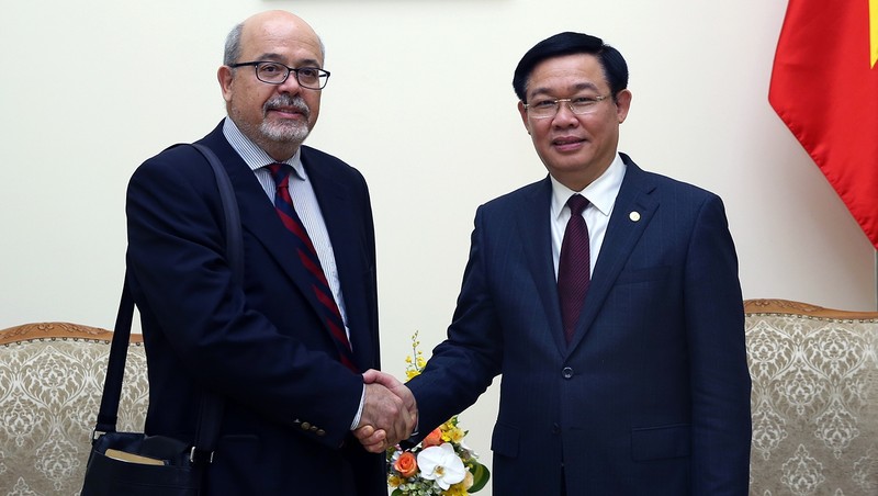 Deputy PM Vuong Dinh Hue receives Alex Mourmouras, head of the IMF delegation in Hanoi (Credit: VGP)