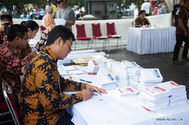 Indonesian election committee staff members work at a polling station in Jakarta, Indonesia, April 17, 2019. (Photo: Xinhua)