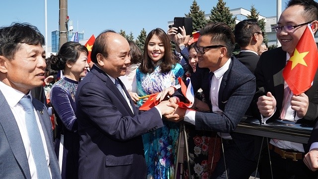 Prime Minister Nguyen Xuan Phuc (C), his spouse and a high-ranking Vietnamese delegation arrive at the Vaclav Havel Airport, Prague, at 1 pm on April 16 (local time), starting an official visit to Czech Republic. (Photo: VGP)
