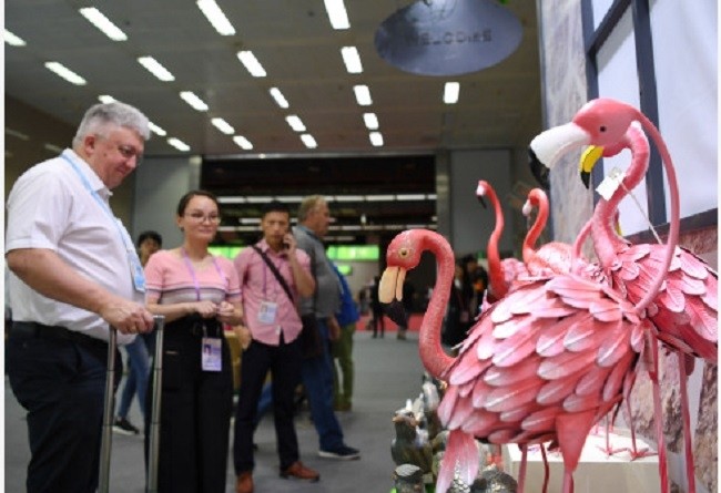 People visit the 124th China Import and Export Fair, also known as the Canton Fair, in Guangzhou, capital of south China's Guangdong Province, Oct. 23, 2018.  (File photo: Xinhua)