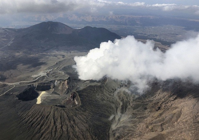 Photo taken March 11, 2019, from a Kyodo News helicopter shows volcanic fumes billowing from Mt. Aso in Kumamoto Prefecture, southwestern Japan. (Photo: Kyodo)