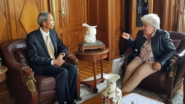 Ambassador Dang Xuan Dung (left) meets with Uruguay Vice President Lucía Topolansky. (Photo: VNA)