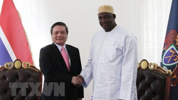 Vietnamese Ambassador to Gambia Pham Quoc Tru (left) and President of Gambia Adama Barrow. (Photo: VNA)