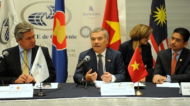 Vietnamese Ambassador to Mexico Nguyen Hoai Duong (C) speaks at the forum. (Photo: VNA)