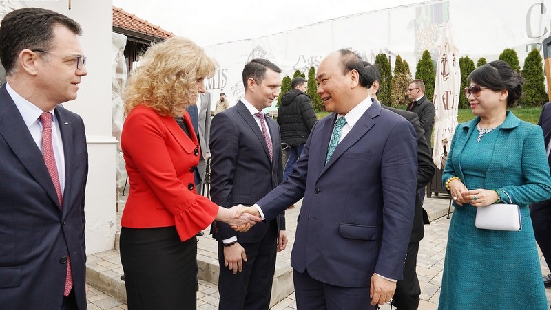 Prime Minister Nguyen Xuan Phuc at the meeting with the Prahova governor. (Photo: VGP)