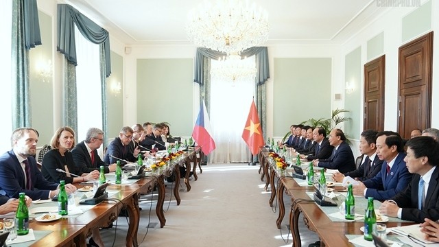 Prime Minister Nguyen Xuan Phuc holds talks with his host Czech Prime Minister Andrej Babis in Prague on April 17. (Photo: VGP)