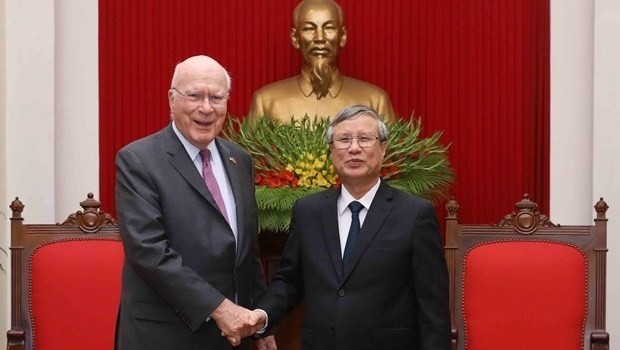 Politburo member and Permanent member of the Party Central Committee’s Secretariat Tran Quoc Vuong (R) and Vice Chairman of the US Senate Committee on Appropriations Patrick Leahy (Photo: VNA)
