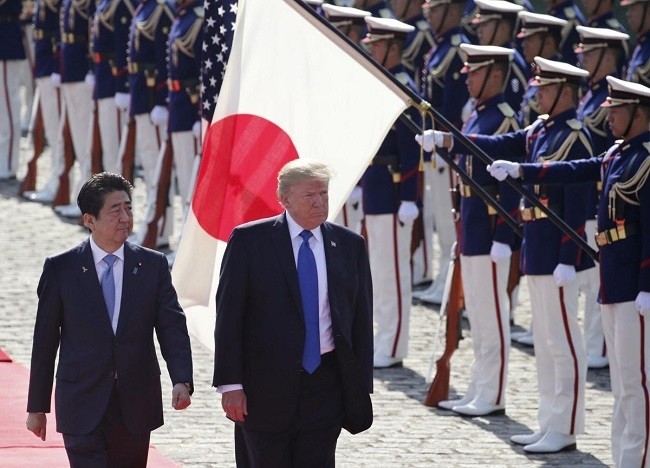 US President Donald Trump (R) and Japanese Prime Minister Shinzo Abe in Tokyo, November 6, 2017. (File photo: Omaha World-Herald)