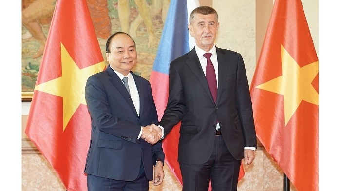 Vietnamese Prime Minister Nguyen Xuan Phuc (L) welcomed by his Czech counterpart Andrej Babis during an official welcome ceremony for the visiting Vietnamese guest in Prague on April 17. (Photo: VGP)