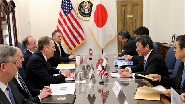 US Trade Representative Robert Lighthizer and Japanese Economic and Fiscal Policy Minister Toshimitsu Motegi attend the first round of bilateral trade talks in Washington on April 15. (Source: Nikkei Asian Review)